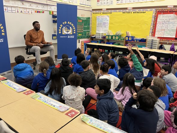 Festus Ezeli reading to students.